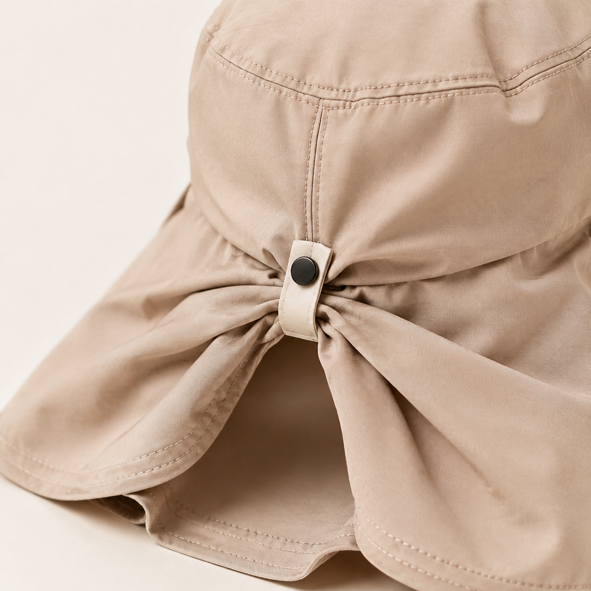 Close view of the gathered rear closure