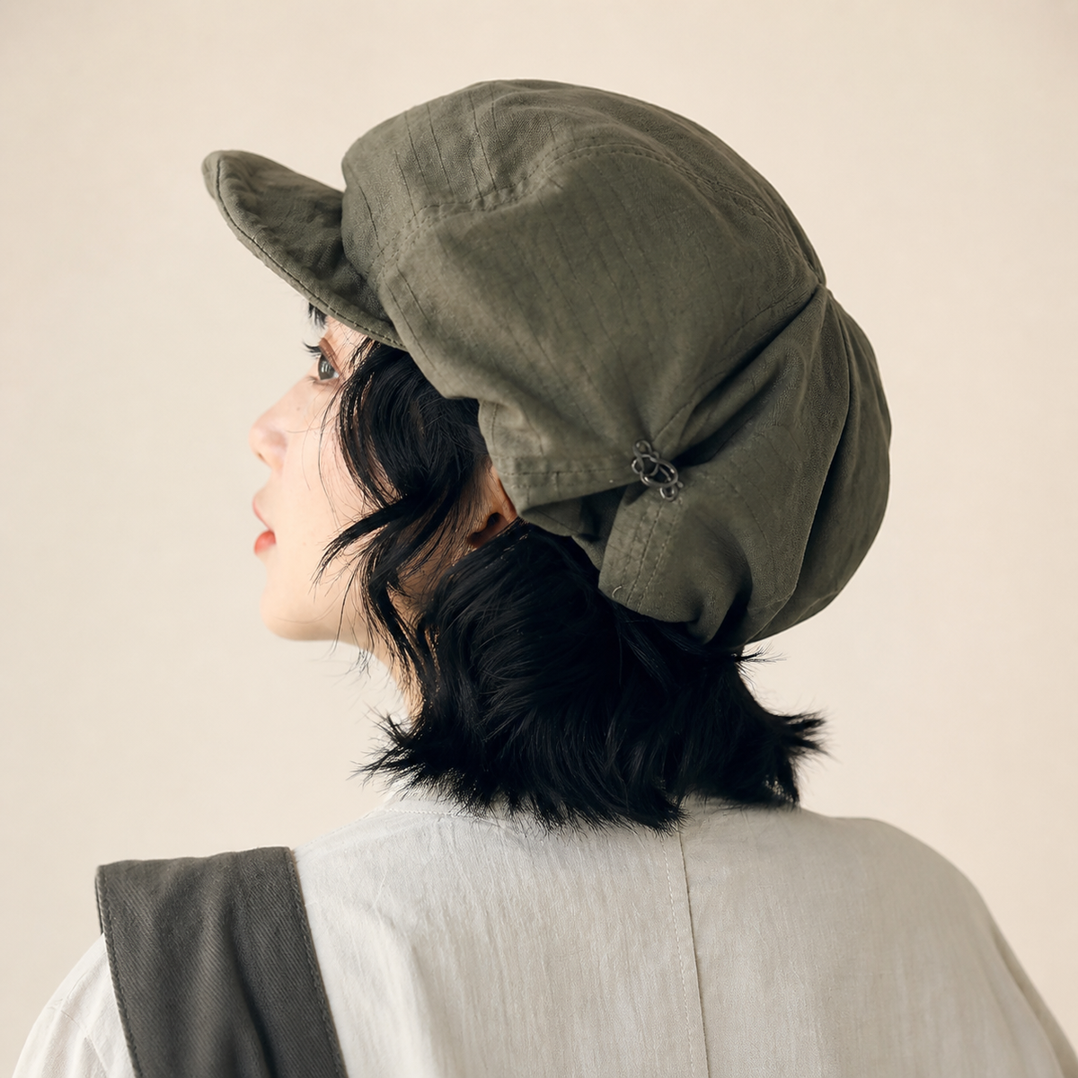 Rear view of the painter beret worn